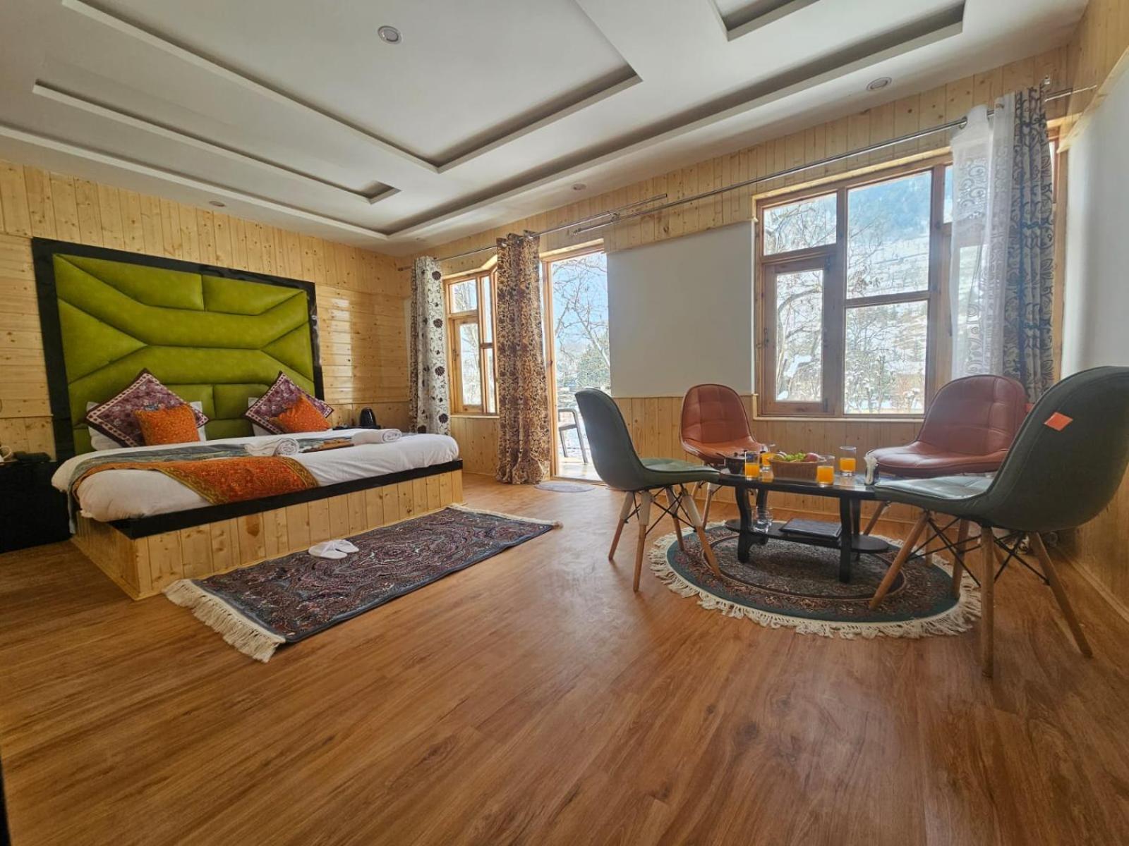Delta View Hotel Pahalgam Bagian luar foto