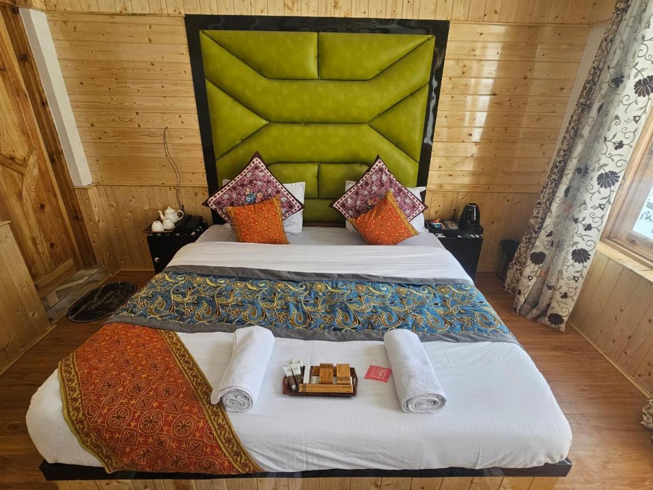 Delta View Hotel Pahalgam Bagian luar foto