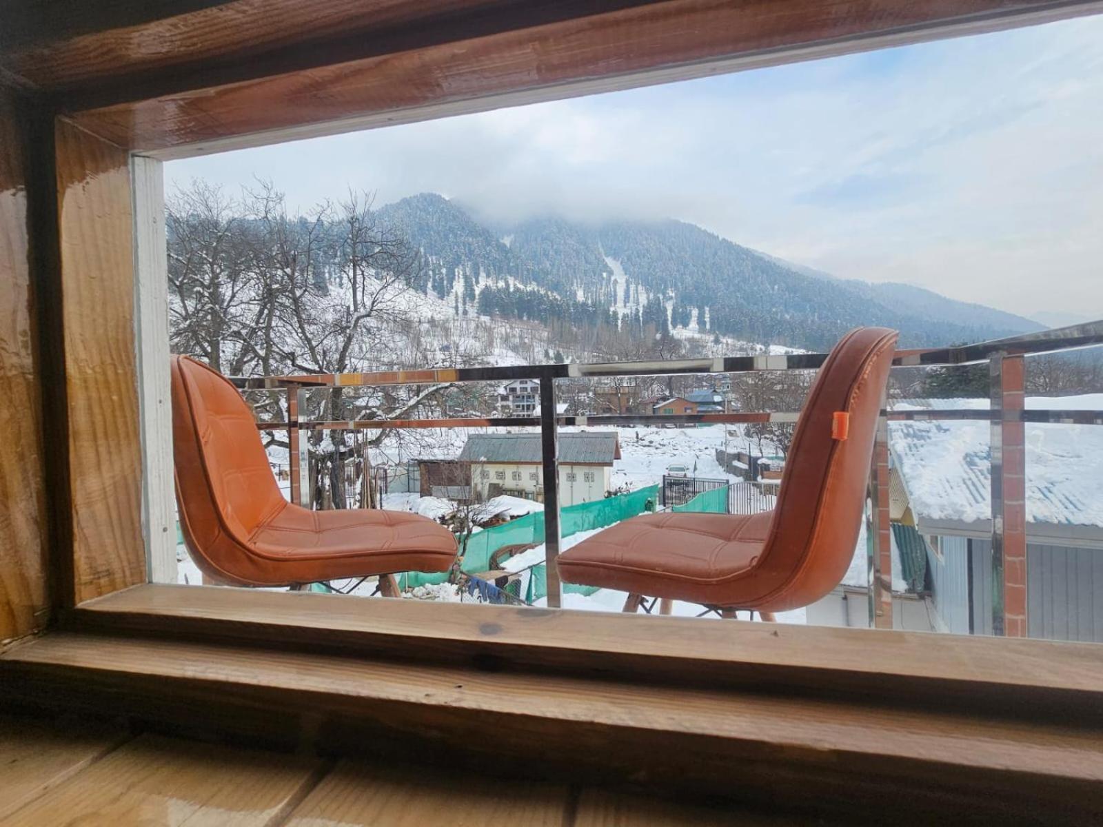Delta View Hotel Pahalgam Bagian luar foto